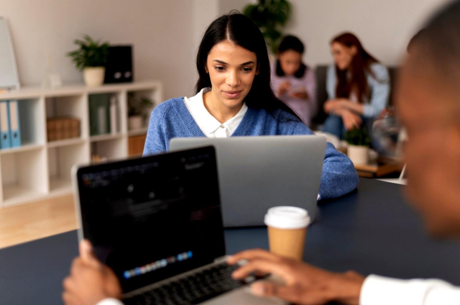 Espacio de trabajo con documentos financieros y análisis