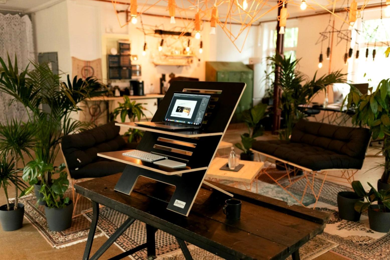 Equipo trabajando en análisis financiero detallado