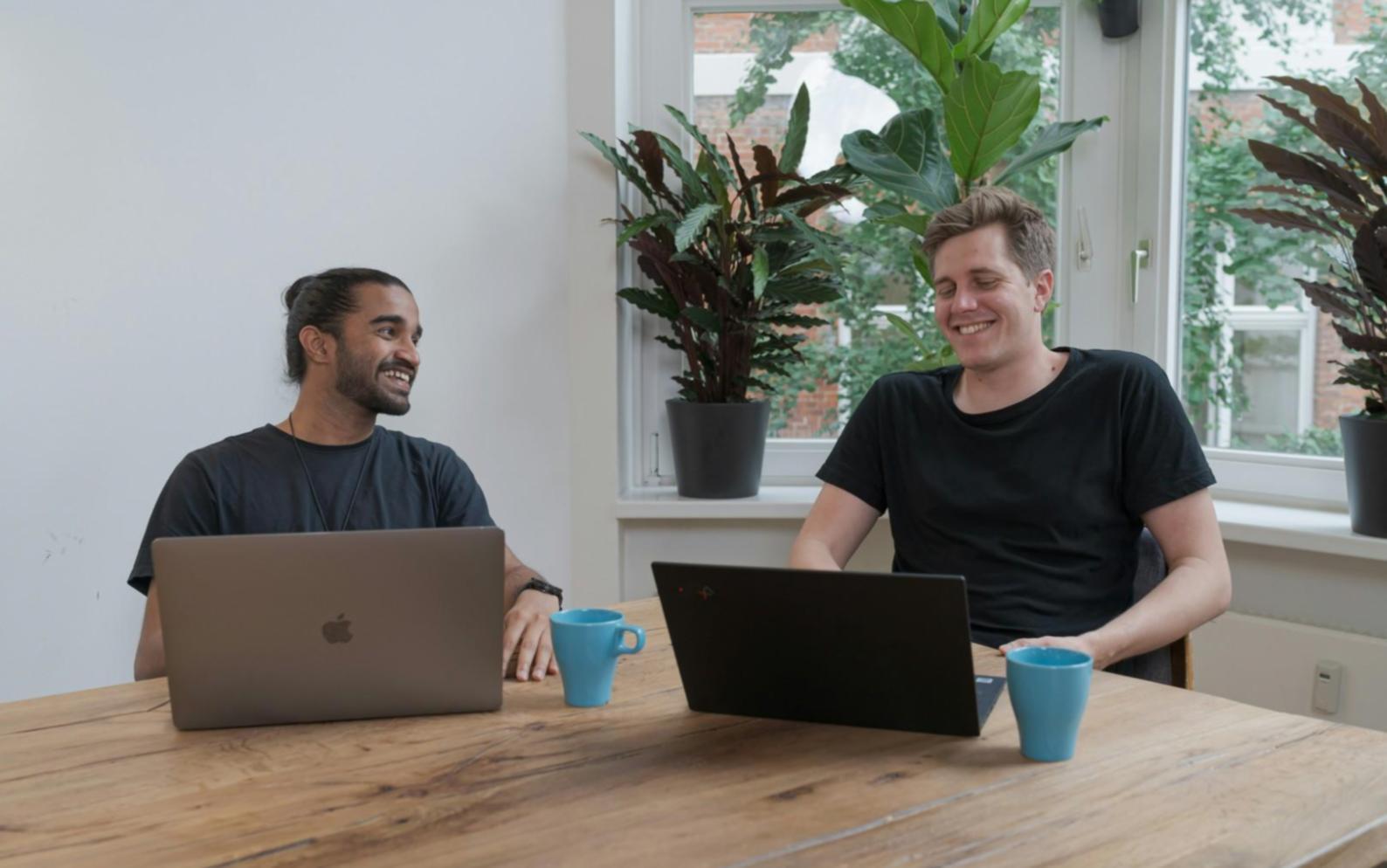 Profesional trabajando con análisis financiero